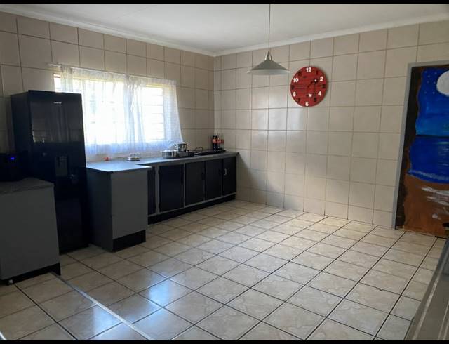 6 BEDROOM HOUSE FOR SALE IN GROOTVALY